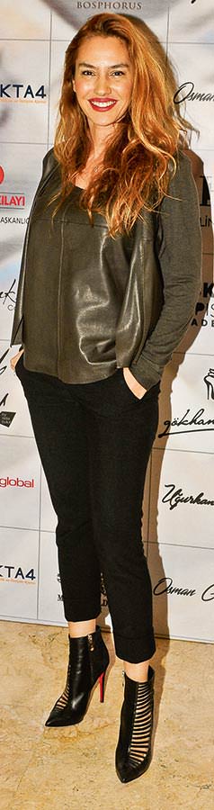 Helin Avşar'dan Kızılay yararına anlamlı defile 