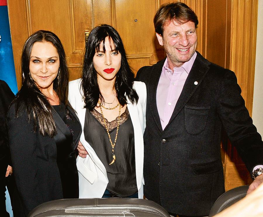 Helin Avşar'dan Kızılay yararına anlamlı defile 