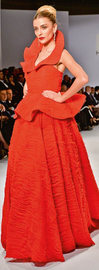 Helin Avşar'dan Kızılay yararına anlamlı defile 