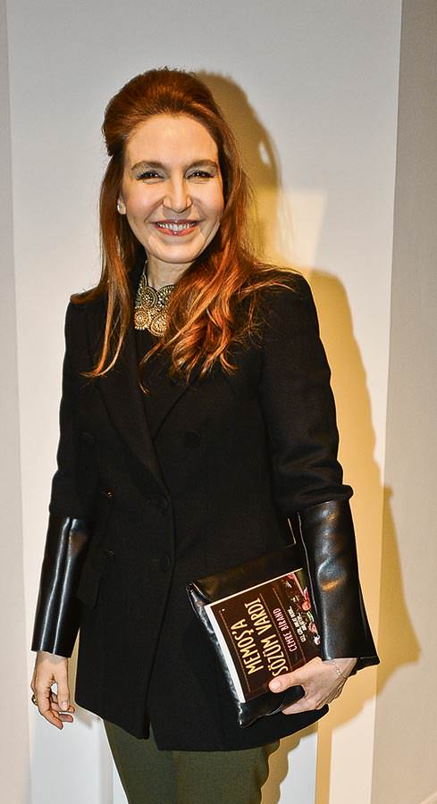 Eşine verdiği sözü yerine getirip kitap çıkardı