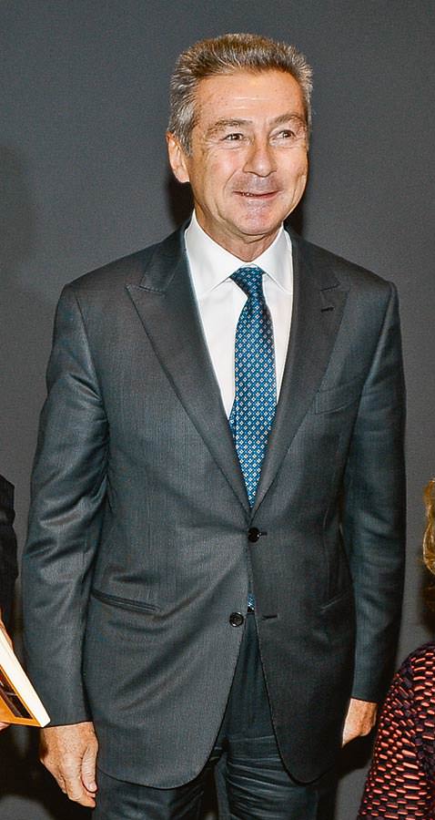 Eşine verdiği sözü yerine getirip kitap çıkardı