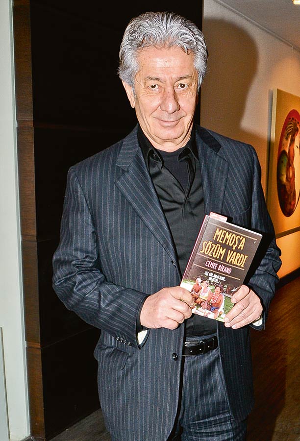 Eşine verdiği sözü yerine getirip kitap çıkardı