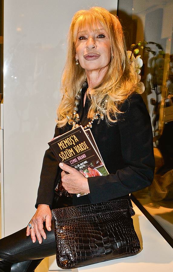 Eşine verdiği sözü yerine getirip kitap çıkardı