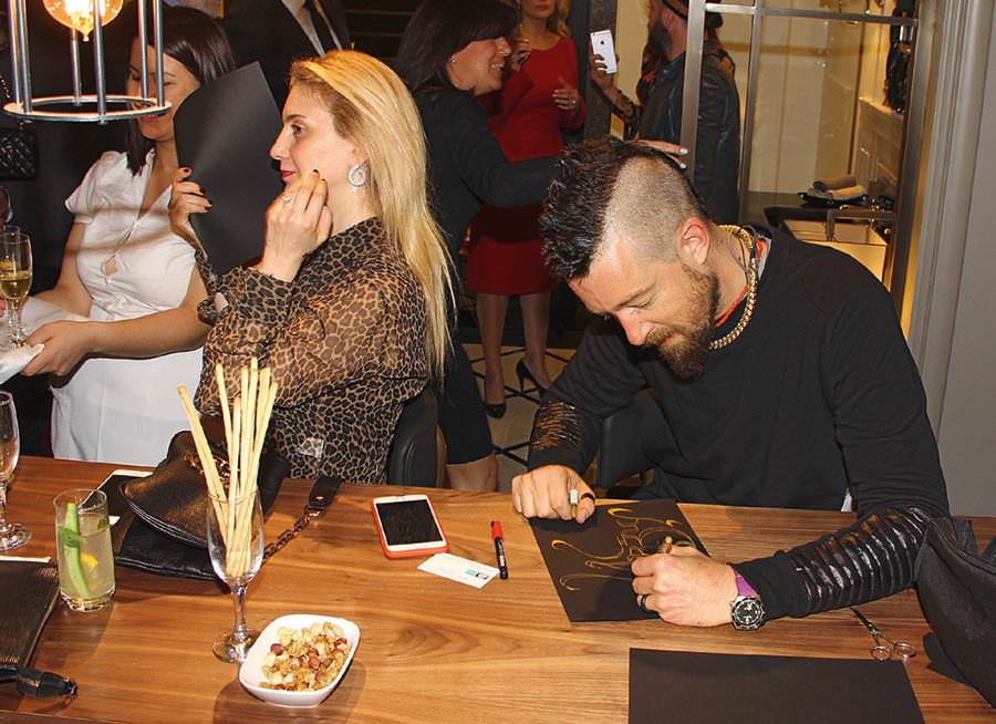 Yeni showroom'a şık davet 