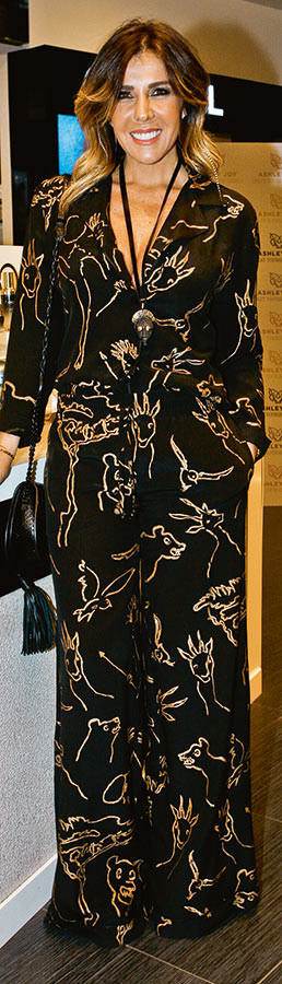 Dostlarına ürünlerini tanıttı