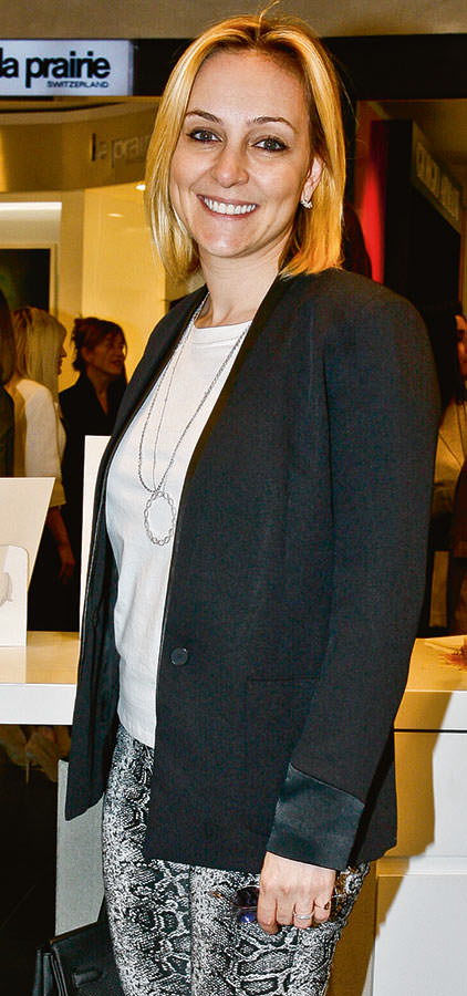 Dostlarına ürünlerini tanıttı