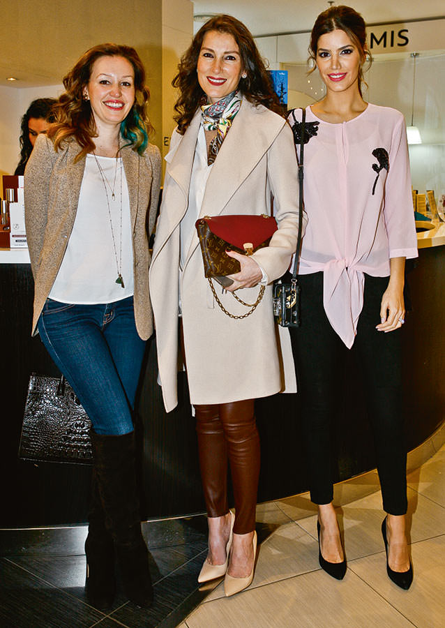 Dostlarına ürünlerini tanıttı