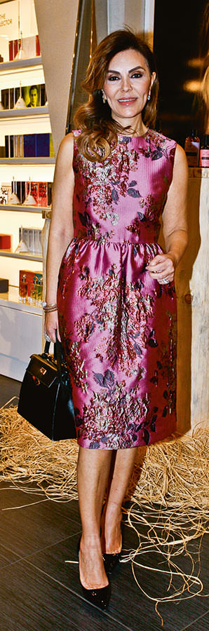 Dostlarına ürünlerini tanıttı