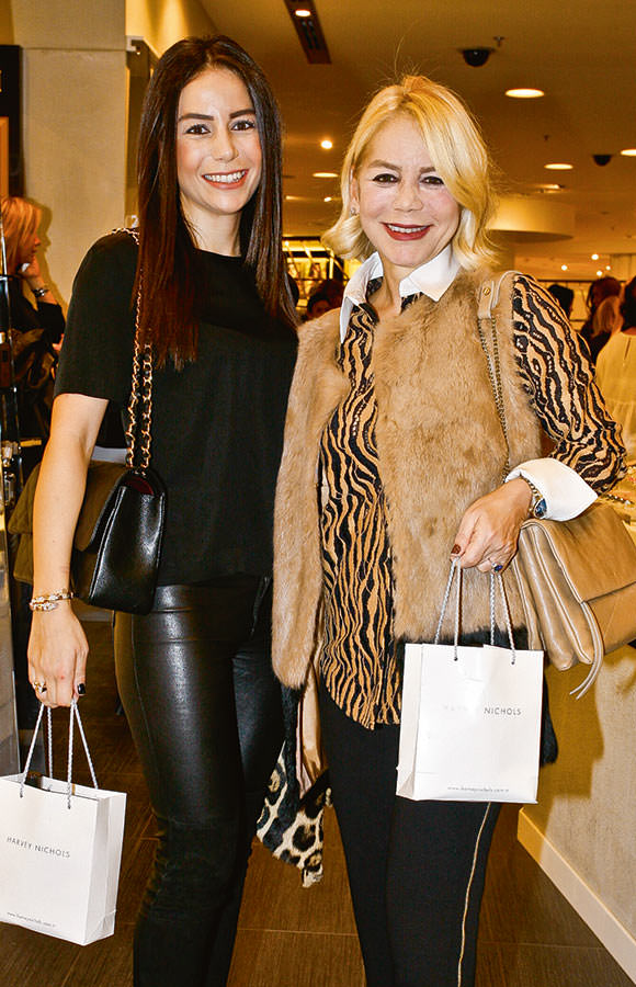 Dostlarına ürünlerini tanıttı