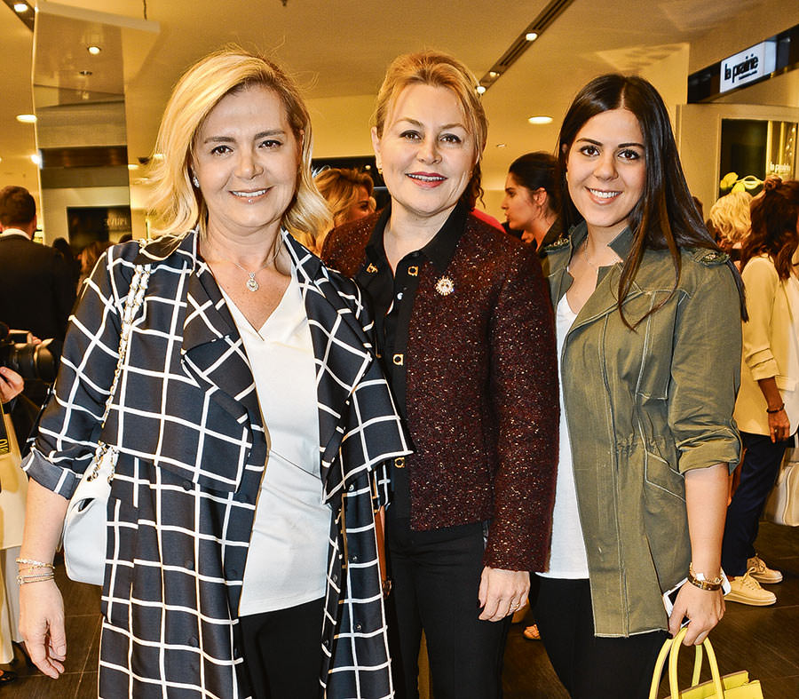 Dostlarına ürünlerini tanıttı