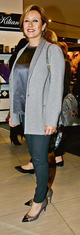 Dostlarına ürünlerini tanıttı