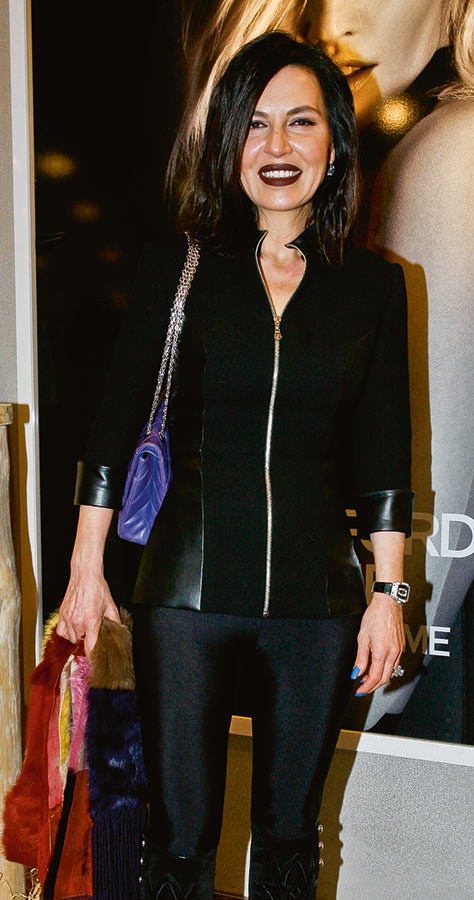 Dostlarına ürünlerini tanıttı