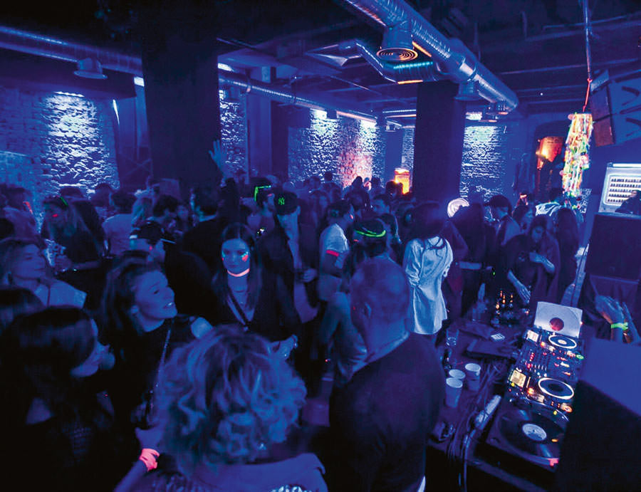 Renkli bir parti ile yeni yaşına girdi 