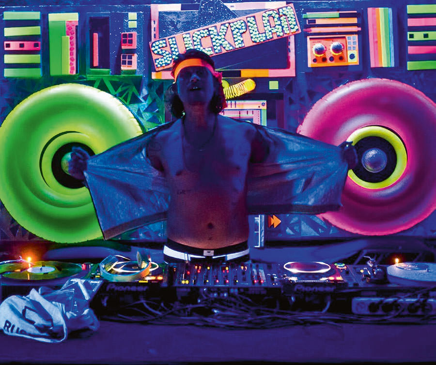 Renkli bir parti ile yeni yaşına girdi 