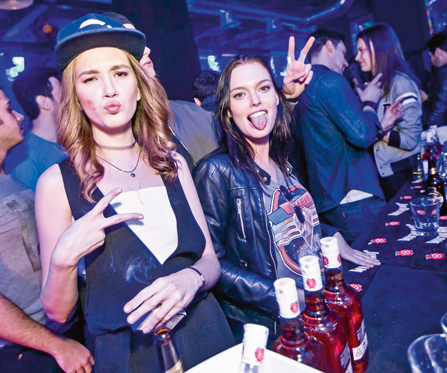 Renkli bir parti ile yeni yaşına girdi 