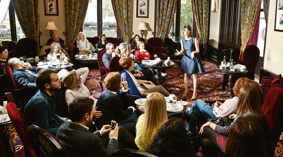 'Uyan, Aç Kalbini' adını verdiği ilk kitabını tanıttı 