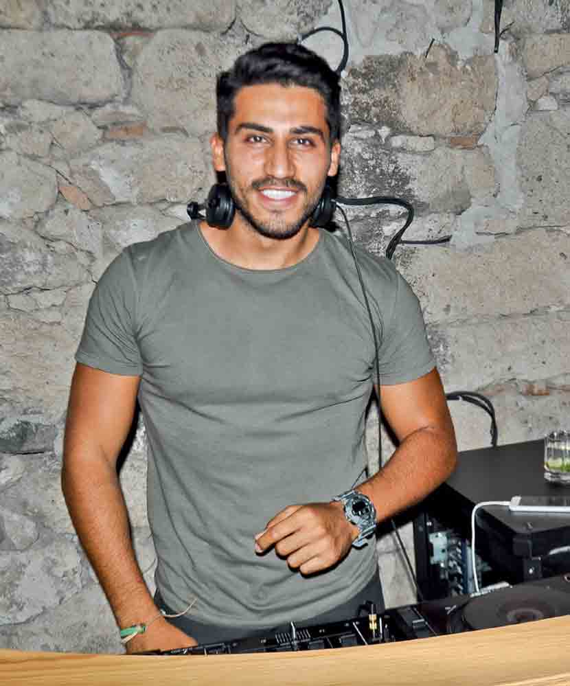 Alaçatı'nın yeni mekanı için renkli açılış 