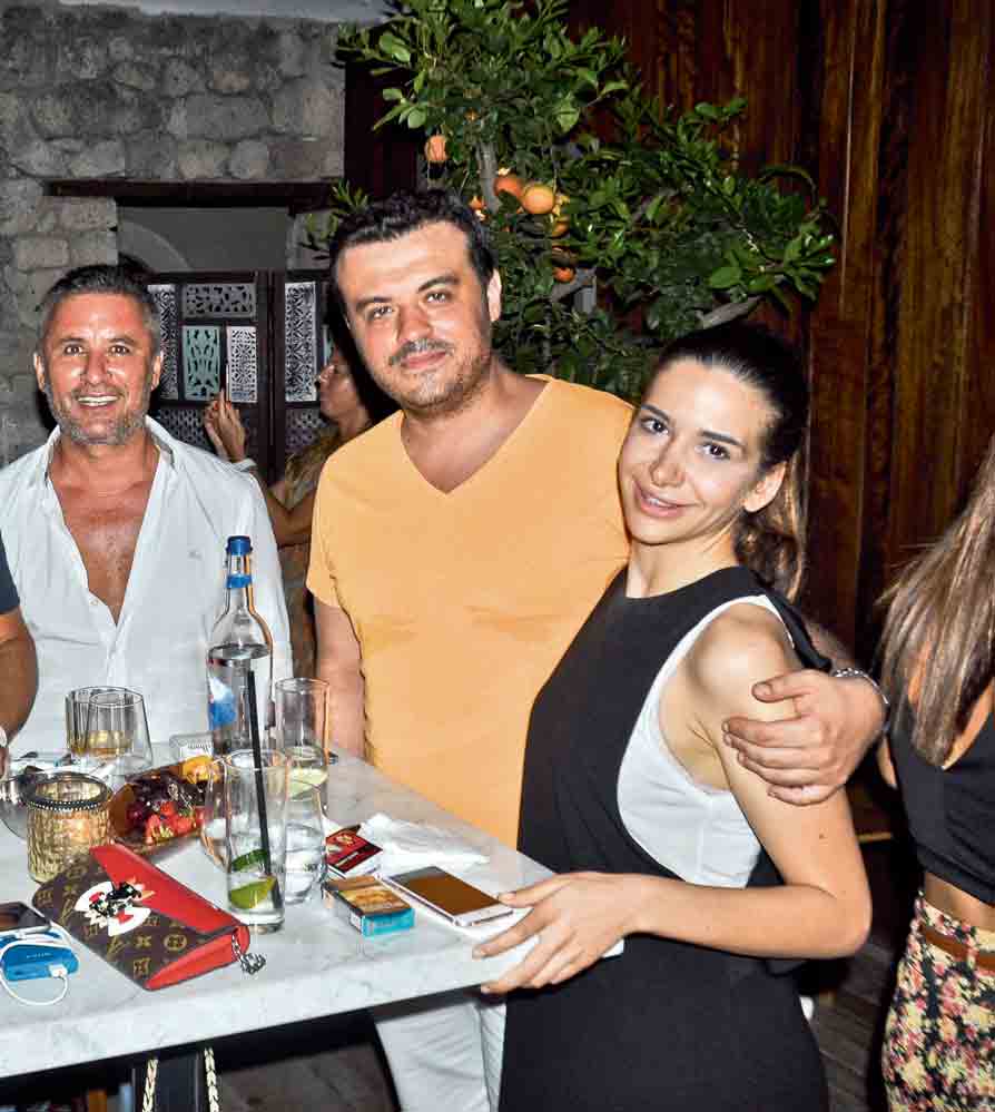 Alaçatı'nın yeni mekanı için renkli açılış 