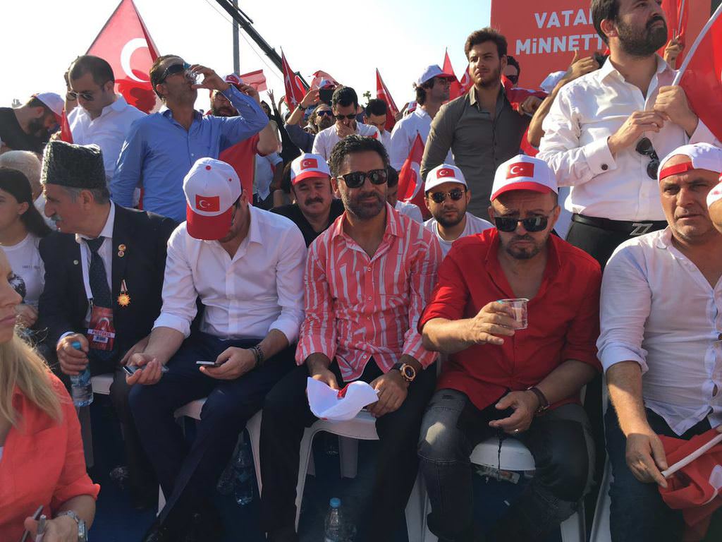 Ünlü isimler Demokrasi ve Şehitler mitinginde	