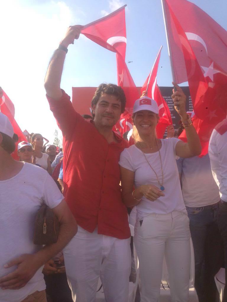 Ünlü isimler Demokrasi ve Şehitler mitinginde	