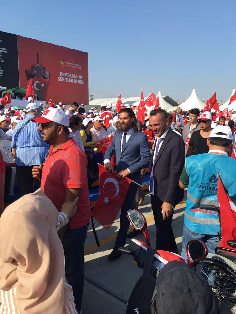 Ünlü isimler Demokrasi ve Şehitler mitinginde	