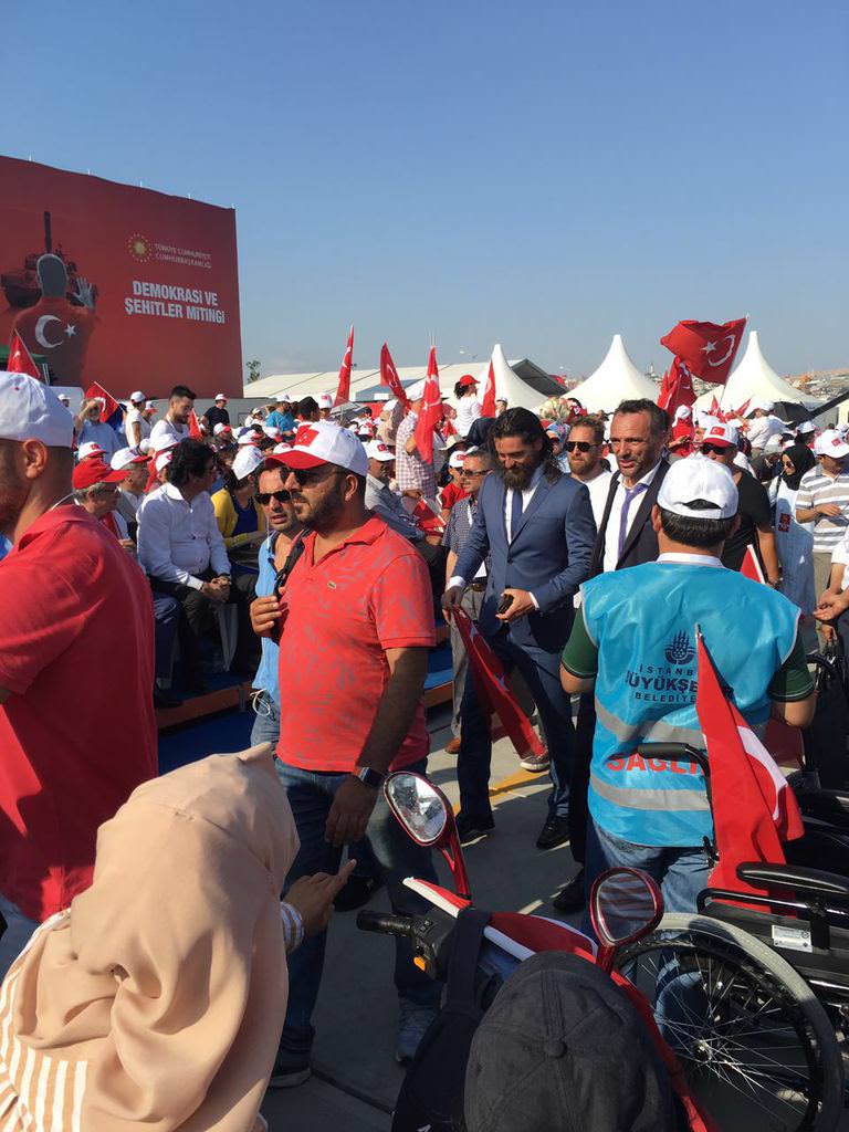 Ünlü isimler Demokrasi ve Şehitler mitinginde	