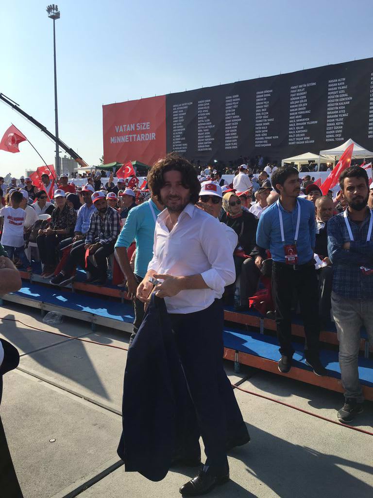 Ünlü isimler Demokrasi ve Şehitler mitinginde	