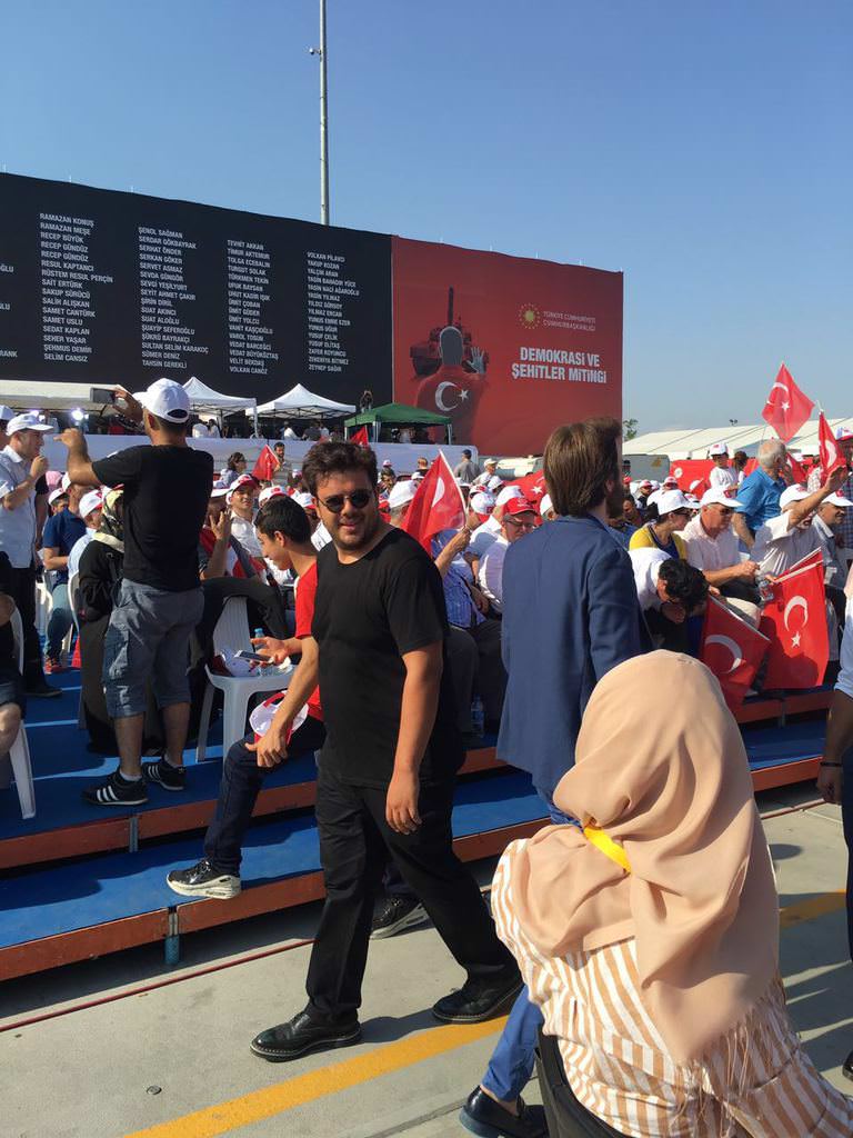 Ünlü isimler Demokrasi ve Şehitler mitinginde	