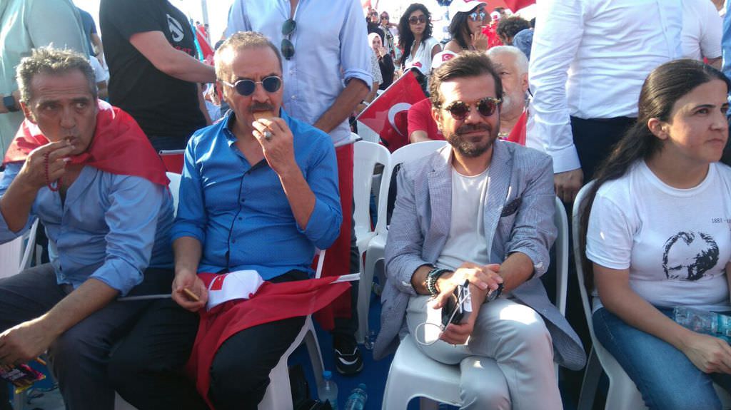 Ünlü isimler Demokrasi ve Şehitler mitinginde	