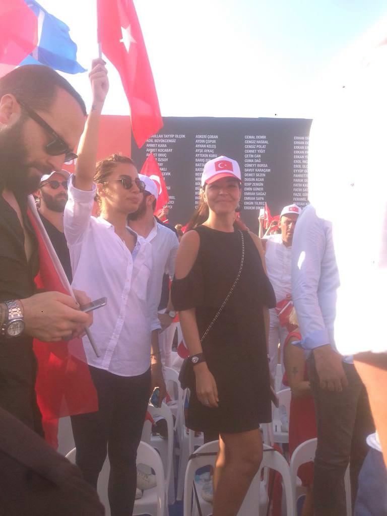 Ünlü isimler Demokrasi ve Şehitler mitinginde	