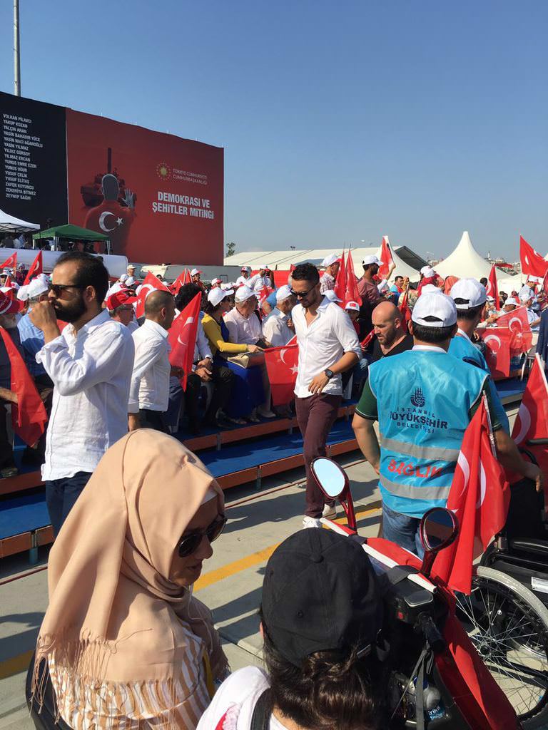 Ünlü isimler Demokrasi ve Şehitler mitinginde	