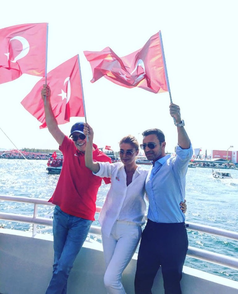 Ünlü isimler Demokrasi ve Şehitler mitinginde	