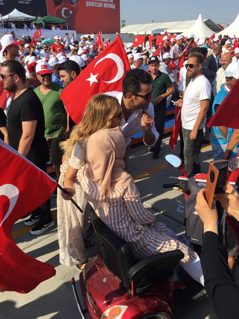 Ünlü isimler Demokrasi ve Şehitler mitinginde