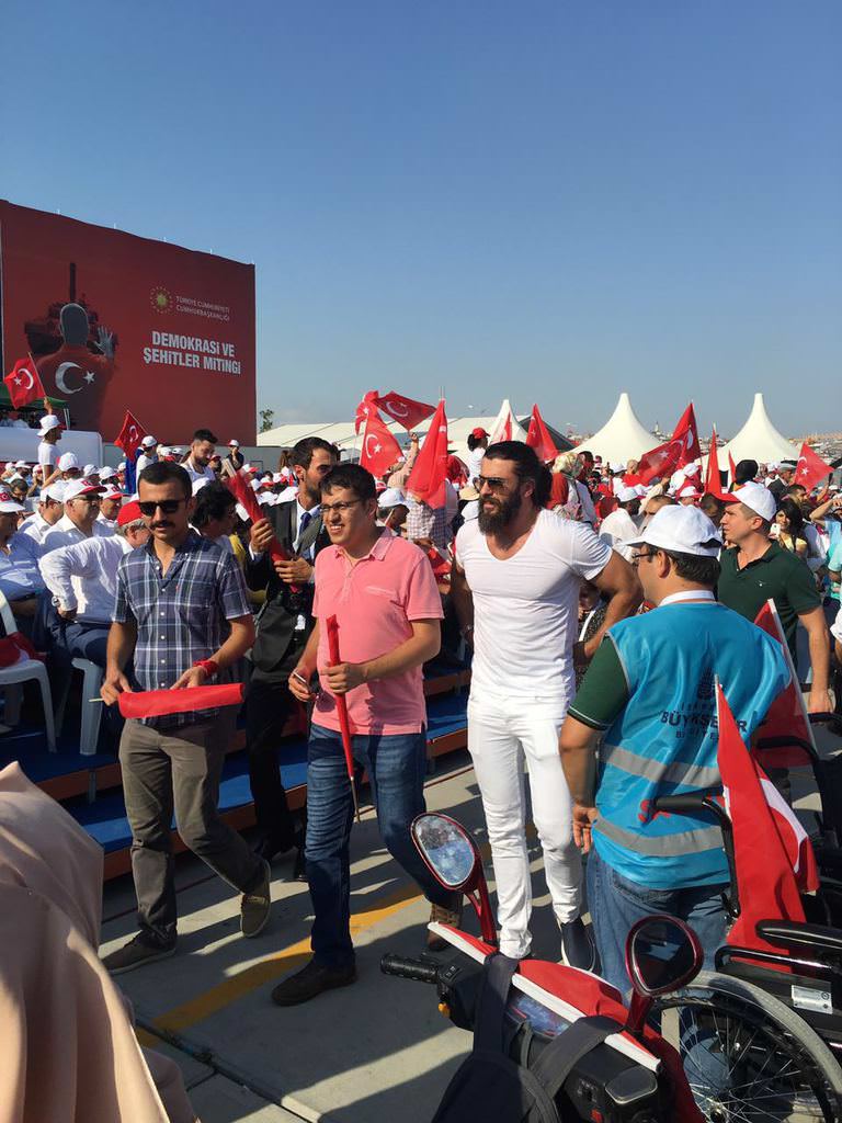 Ünlü isimler Demokrasi ve Şehitler mitinginde	