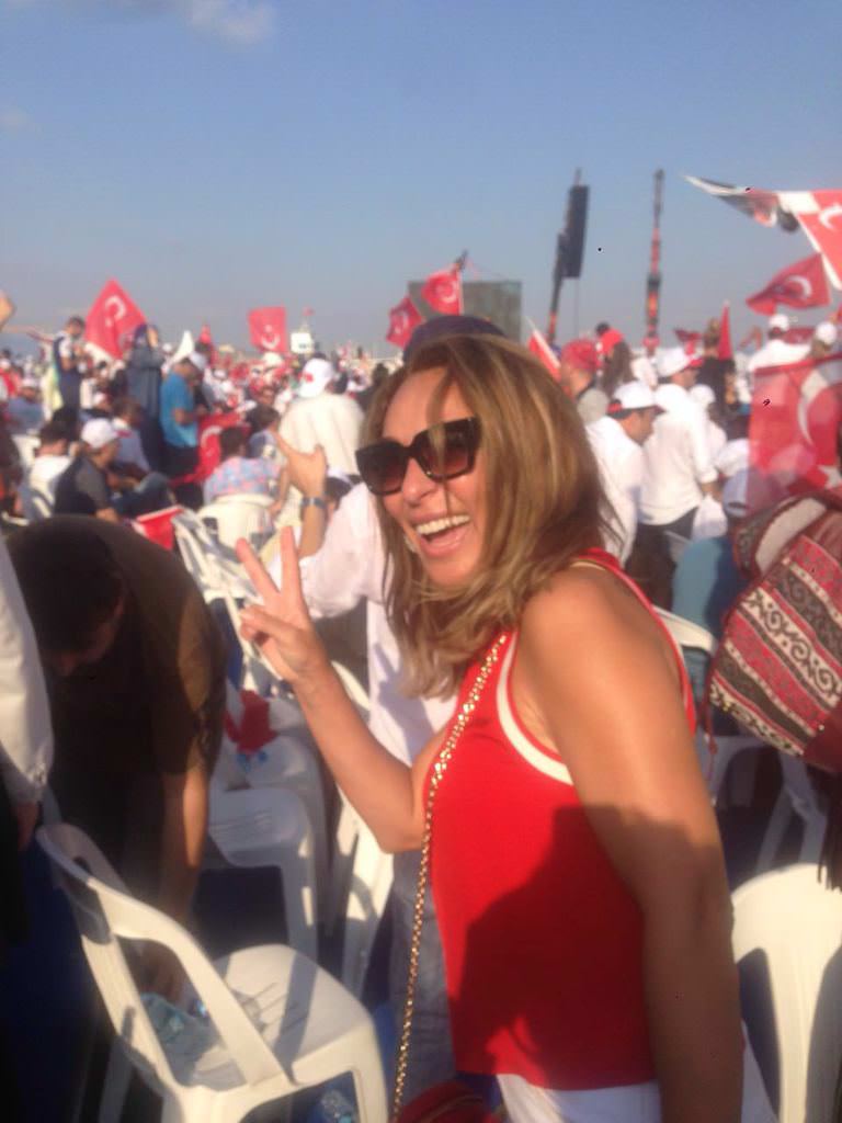 Ünlü isimler Demokrasi ve Şehitler mitinginde	