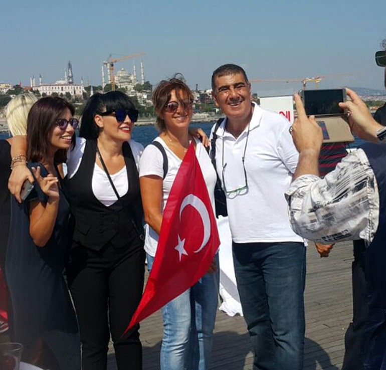 Ünlü isimler Demokrasi ve Şehitler mitinginde