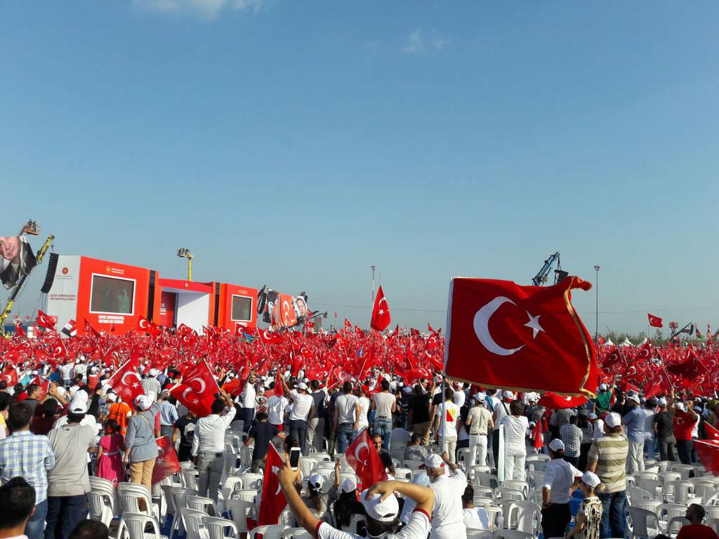 Ünlü isimler Demokrasi ve Şehitler mitinginde	