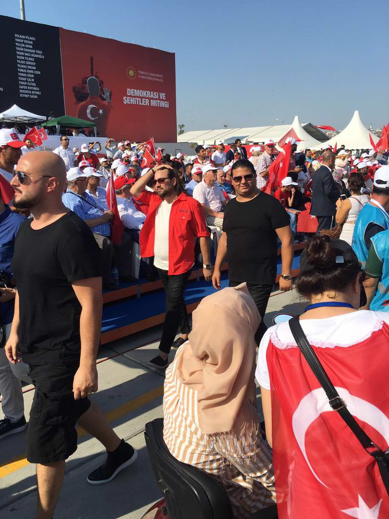 Ünlü isimler Demokrasi ve Şehitler mitinginde	