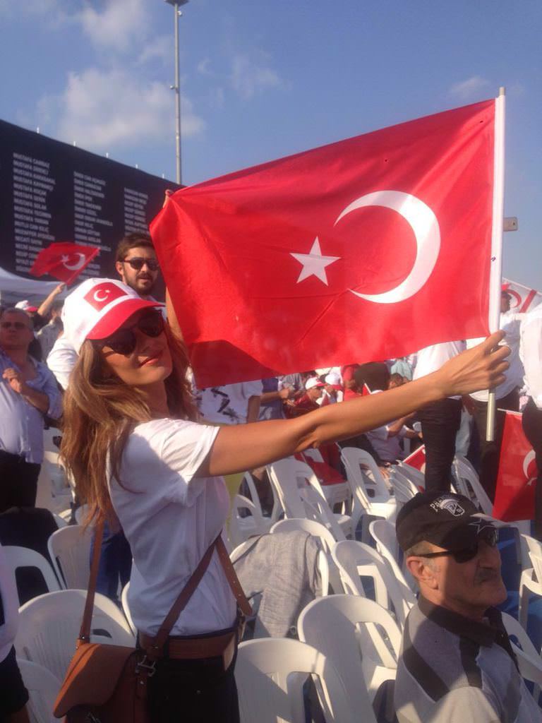 Ünlü isimler Demokrasi ve Şehitler mitinginde	