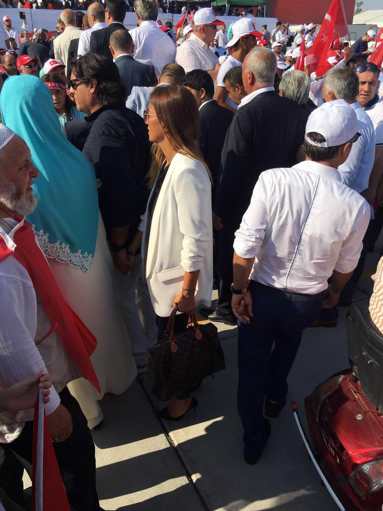 Ünlü isimler Demokrasi ve Şehitler mitinginde	