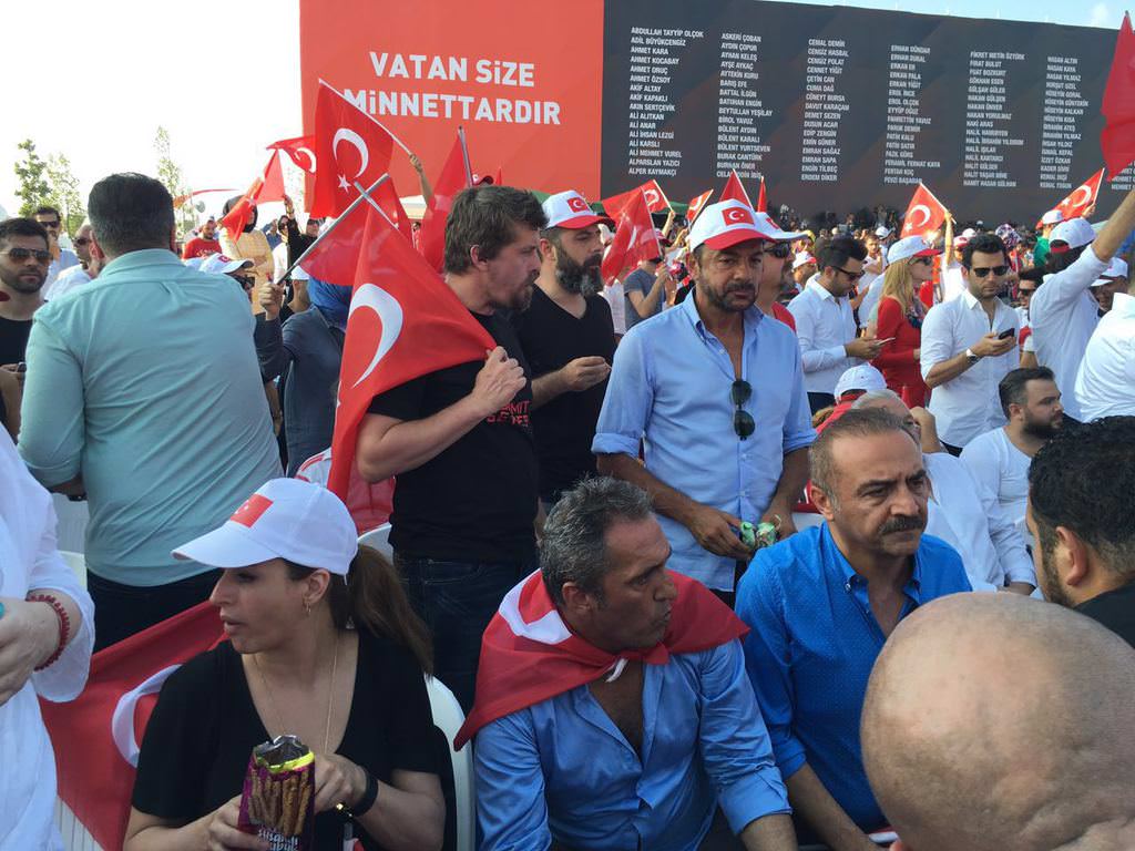 Ünlü isimler Demokrasi ve Şehitler mitinginde	