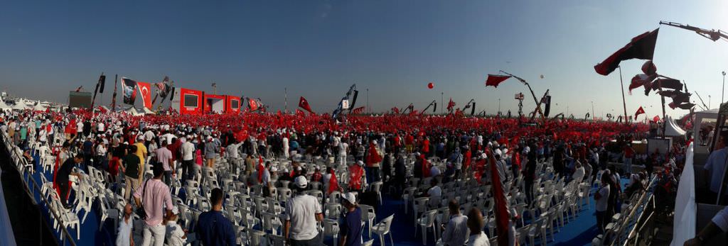 Ünlü isimler Demokrasi ve Şehitler mitinginde	