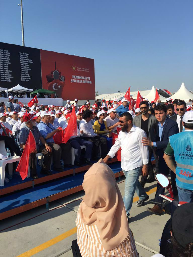 Ünlü isimler Demokrasi ve Şehitler mitinginde	