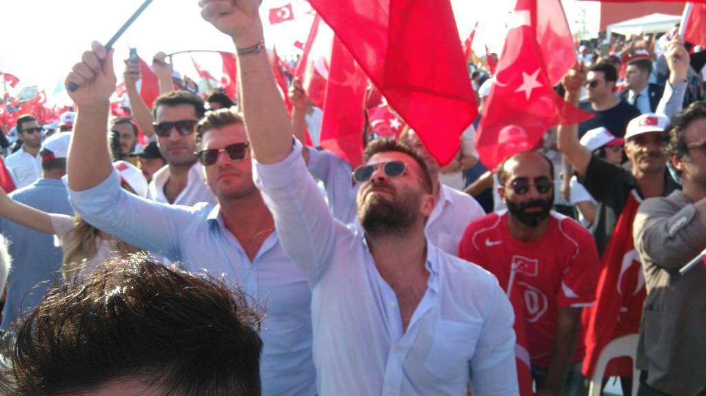 Ünlü isimler Demokrasi ve Şehitler mitinginde	