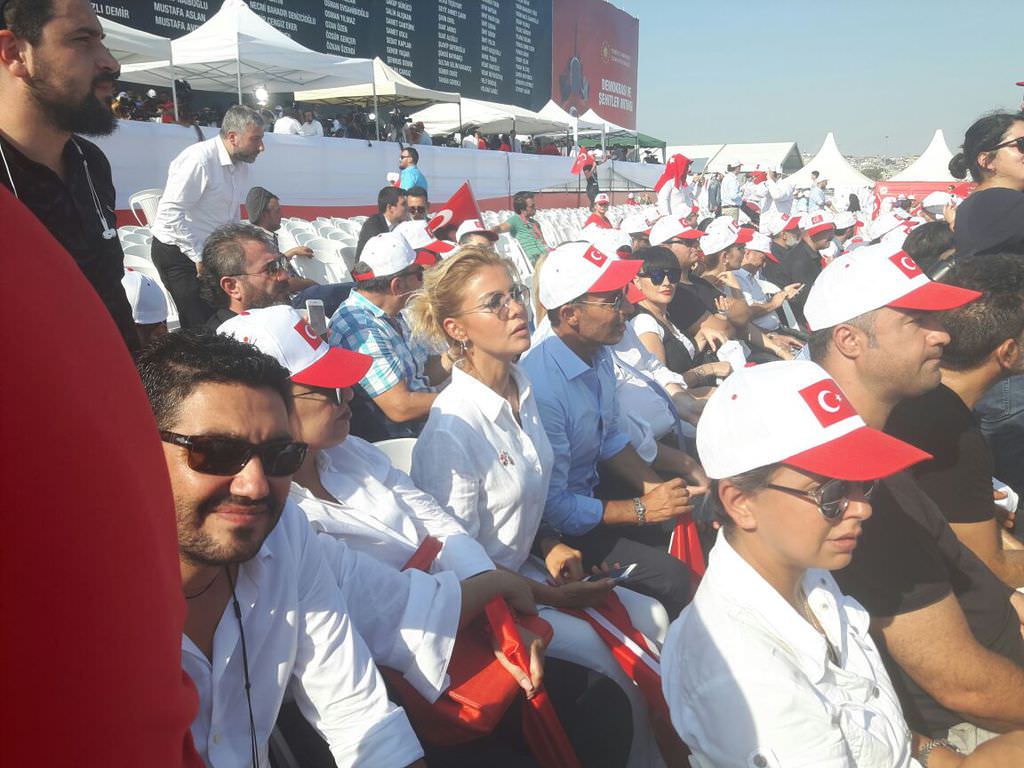 Ünlü isimler Demokrasi ve Şehitler mitinginde	