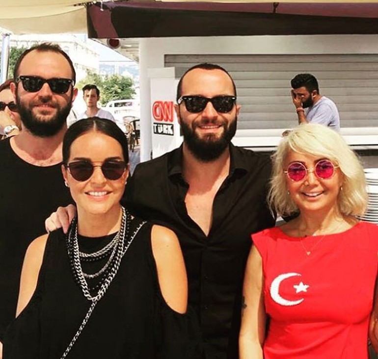 Ünlü isimler Demokrasi ve Şehitler mitinginde	