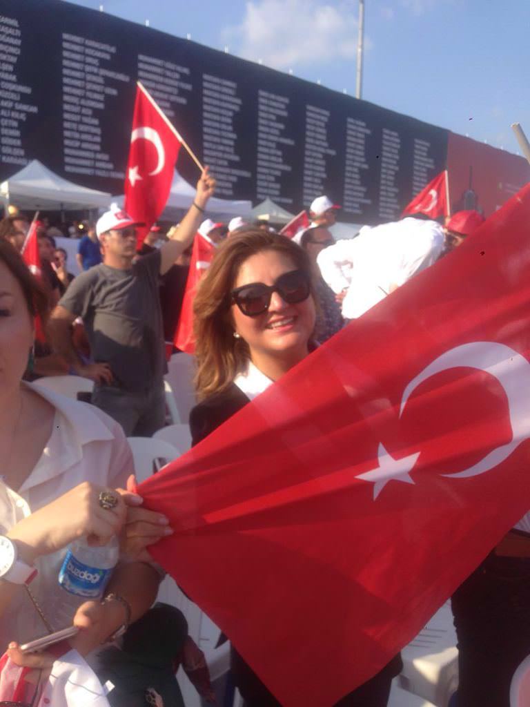 Ünlü isimler Demokrasi ve Şehitler mitinginde	