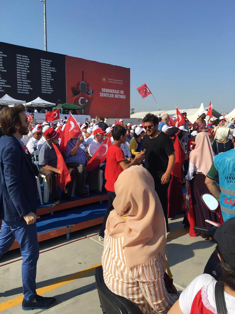 Ünlü isimler Demokrasi ve Şehitler mitinginde	