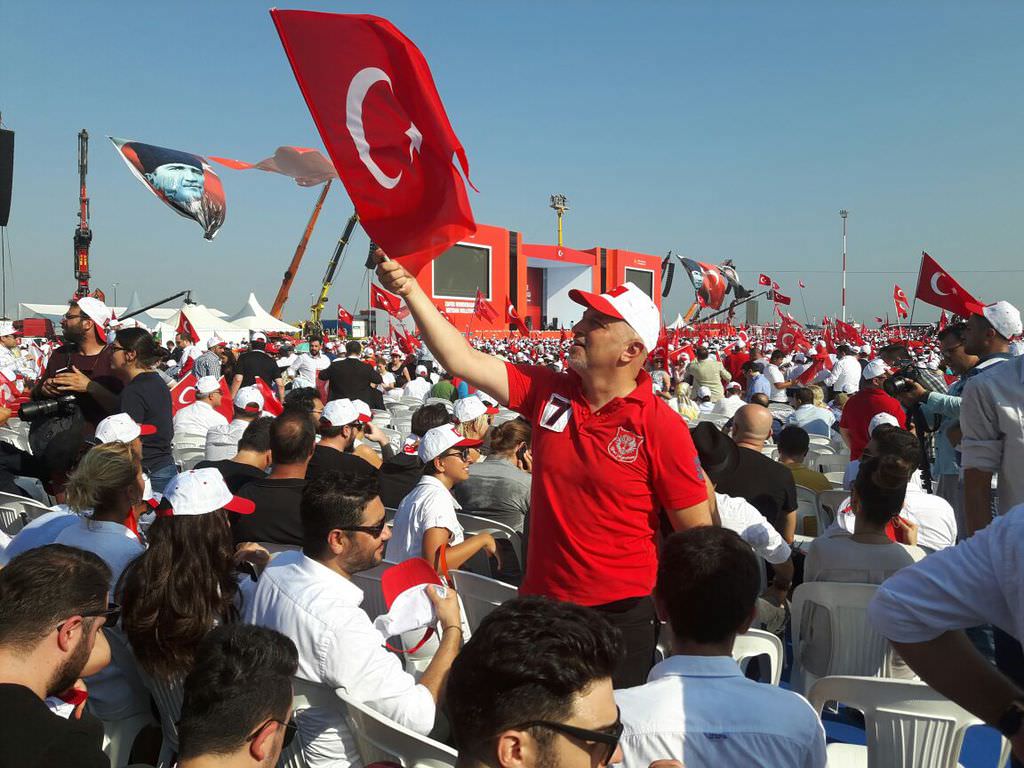 Ünlü isimler Demokrasi ve Şehitler mitinginde