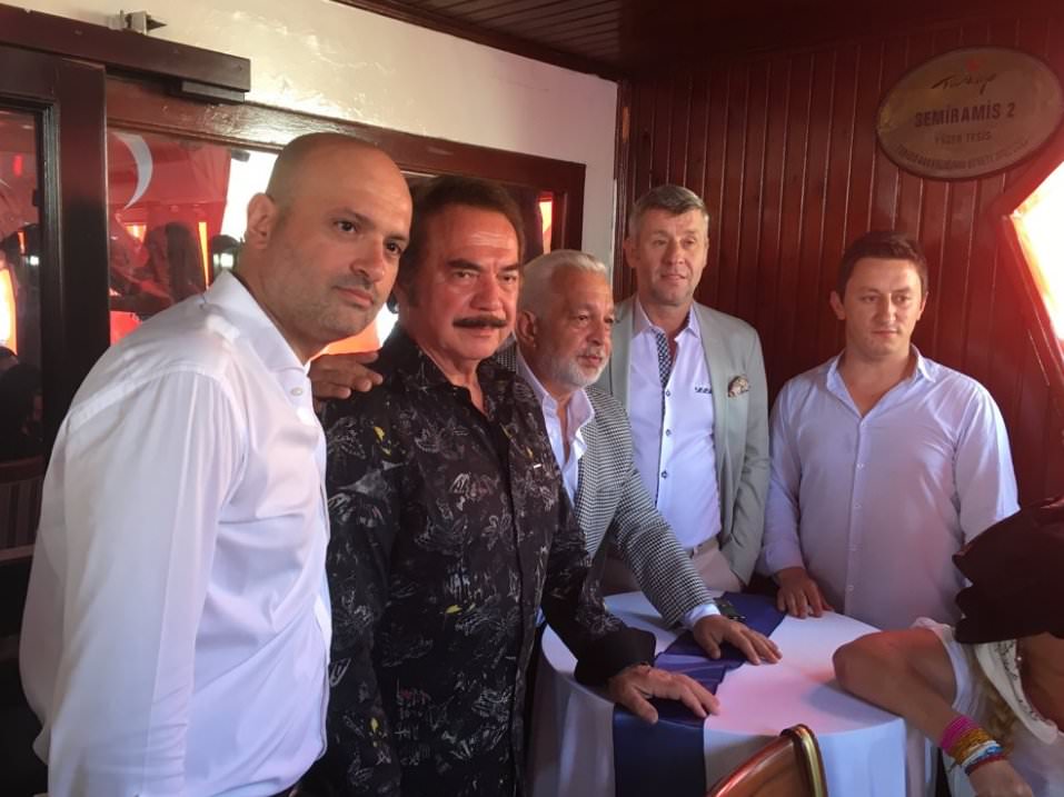 Ünlü isimler Demokrasi ve Şehitler mitinginde	